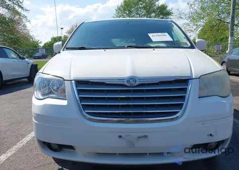 2010 Chrysler Town & Country Touring z USA, uszkodzony, nr VIN 2A4RR5D17AR189762